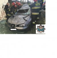 Samochód osobowy Seat Ibiza po zderzeniu z domem