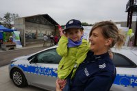 Policjantka trzymająca na ręku chłopczyka