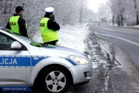 policjanci dokonują pomiaru prędkości w zimie