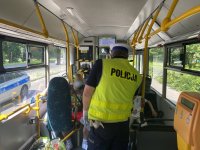 policjant kontroluje autobus
