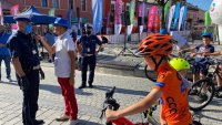 Śląscy Policjanci promują bezpieczną jazdę rowerem na jaworznickim rynku