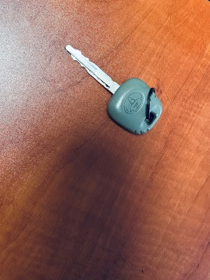 na zdjęciu kluczyk samochodowy położony na biurku